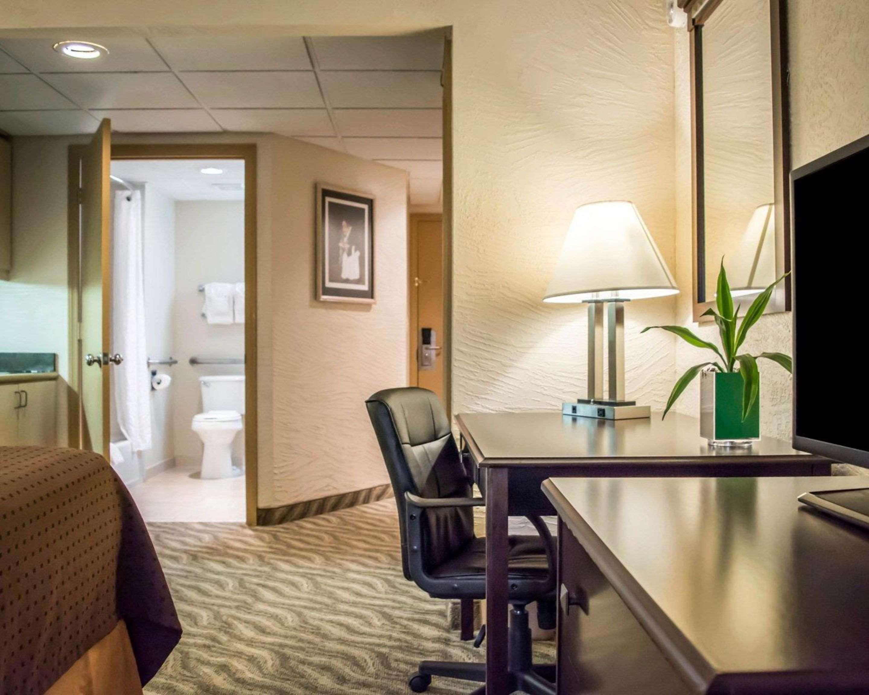 Clarion Pointe Tampa-Brandon Near Fairgrounds And Casino Hotel Mango Exterior photo